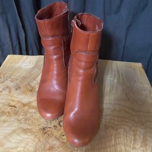 Adorable Clarks ankle boots, sz 8. Pictures are true to color.